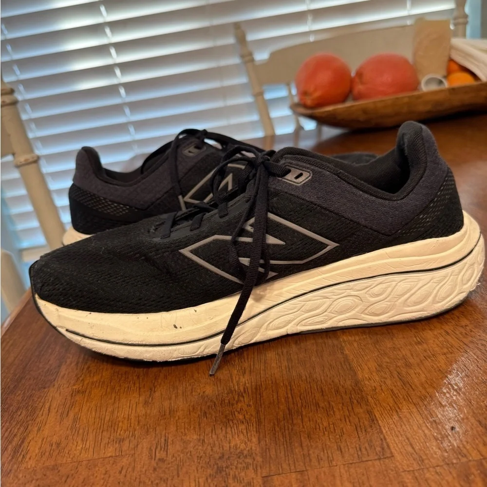 New Balance 860 Men's Black and White Athletic Shoes size 10.5 wide